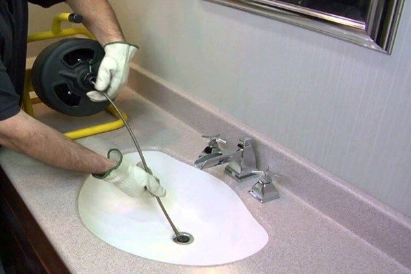 Tıkanıklık açma — lavabo gideri spiral ile açılıyor